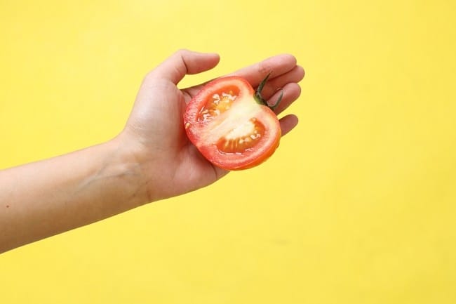 6 Manfaat Makan Tomat Mentah untuk Wajah yang Sayang Untuk Dilewatkan - Alodokter
