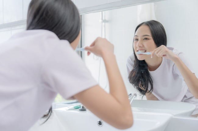 7 Cara Menghilangkan Gigi Hitam yang Efektif - Alodokter