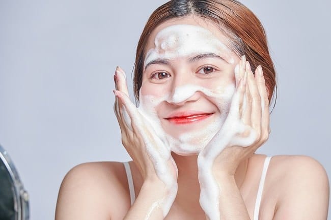 8 Pembersih Wajah yang Bagus untuk Membersihkan Kulit - Alodokter