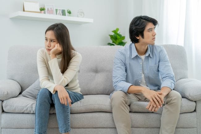 7 Cara Menghadapi Pasangan yang Cuek agar Hubungan Erat Kembali - Alodokter