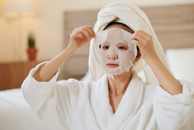 10 Manfaat Sheet Mask untuk Kulit Wajah - Alodokter