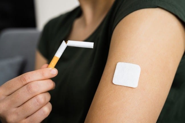 Nicotine Patch, Alat Bantu Berhenti Merokok yang Efektif - Alodokter
