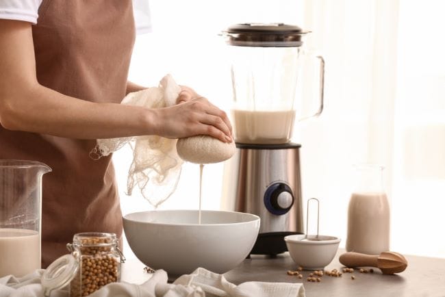 10 Manfaat Susu Kedelai bagi Wanita - Alodokter