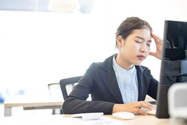 Sakit Kepala Sebelah Kiri Berdenyut, Ini 7 Penyebab dan Cara Mengatasinya - Alodokter