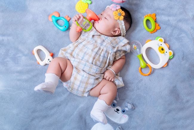7 Ide Mainan Bayi 3 Bulan dan Manfaatnya untuk Si Kecil - Alodokter