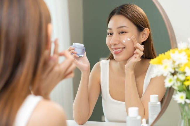 6 Moisturizer agar Kulit Glowing dan Awet Muda - Alodokter