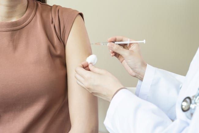 4 Efek Samping Vaksin Beserta Penanganannya - Alodokter