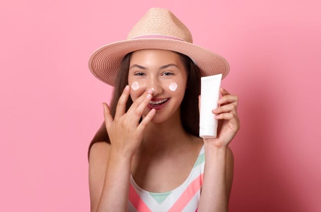10 Sunscreen untuk Kulit Berminyak yang Nyaman di Kulit - Alodokter