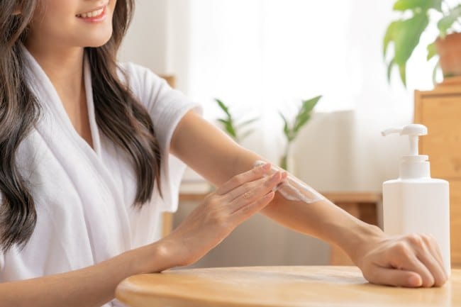 7 Body Lotion untuk Memutihkan Kulit yang Ampuh - Alodokter