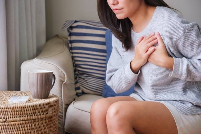 Dada Terasa Berat, Kenali 8 Penyebabnya yang Paling Umum - Alodokter