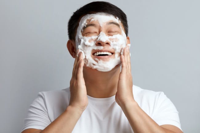 8 Pembersih Wajah Pria yang Bagus untuk Membersihkan Kulit - Alodokter