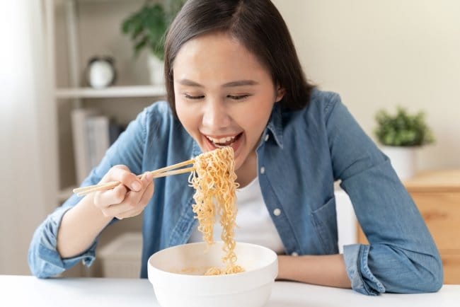 5 Efek Makan Mie Instan Setiap Hari yang Perlu Diwaspadai - Alodokter