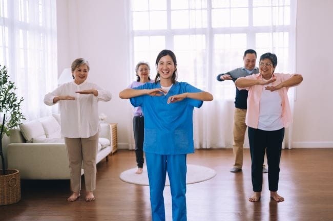 6 Olahraga untuk Lansia yang Aman dan Menyenangkan - Alodokter