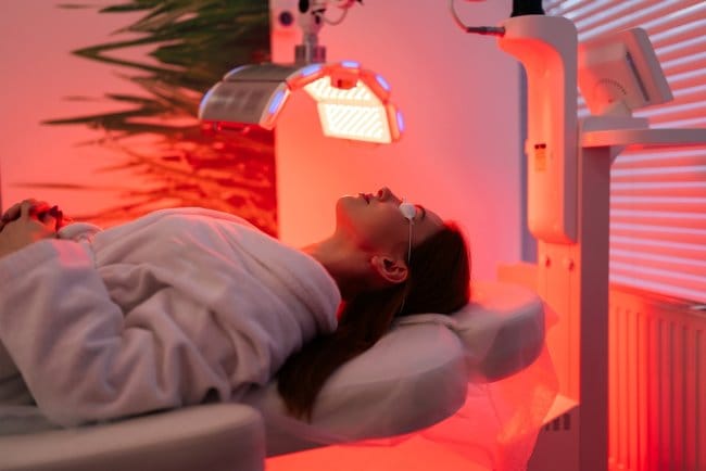 Red Light Therapy, Ketahui Manfaat dan Risikonya - Alodokter