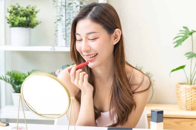 10 Lip Balm yang Bagus untuk Atasi Bibir Kering dan Pecah-Pecah - Alodokter