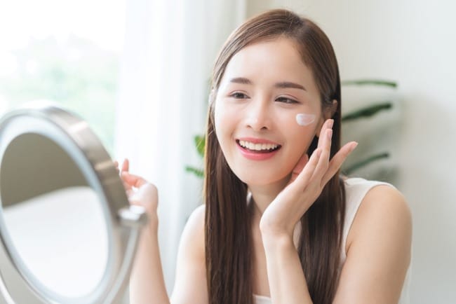 6 Sunscreen Wajah Terbaik yang Patut Dicoba - Alodokter