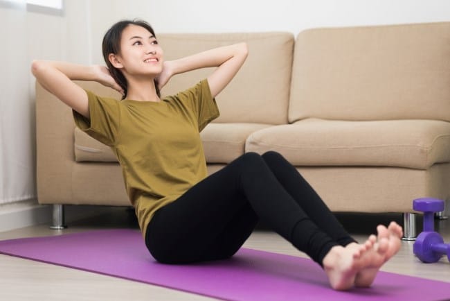 5 Olahraga Mengecilkan Perut di Rumah untuk Wanita yang Patut Dicoba - Alodokter