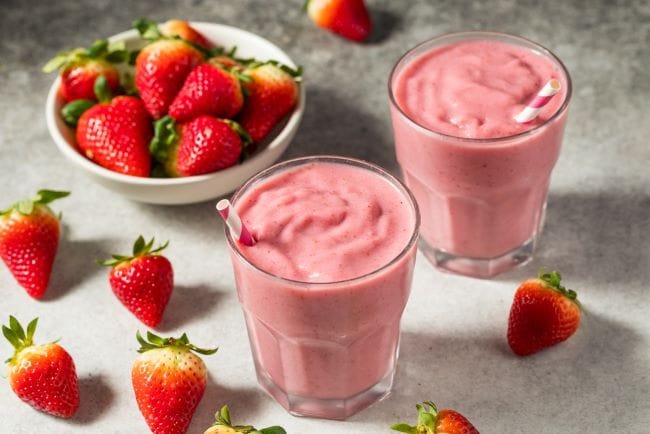 Strawberry Smoothies, Minuman Nikmat yang Kaya Manfaat - Alodokter