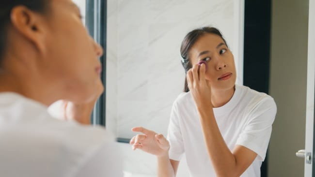 Foundation untuk Kulit Berminyak, Inilah Tips Memilih dan Menggunakannya - Alodokter