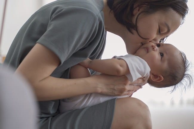 5 Minyak Wangi Bayi yang Aman dan Tahan Lama - Alodokter