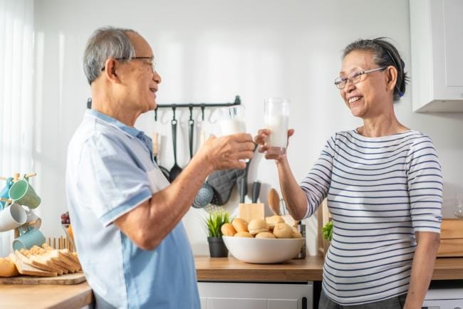 5 Susu untuk Lansia yang Mampu Penuhi Nutrisi Harian - Alodokter