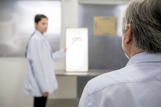 Kenali Berbagai Gangguan Penglihatan pada Lansia - Alodokter