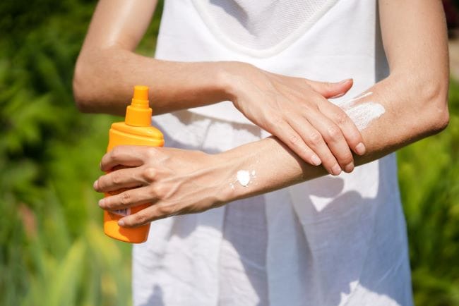 5 Bahaya Tidak Pakai Sunscreen yang Tidak Boleh Disepelekan - Alodokter