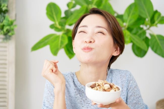 4 Manfaat Ngemil untuk Tubuh yang Perlu Diketahui - Alodokter