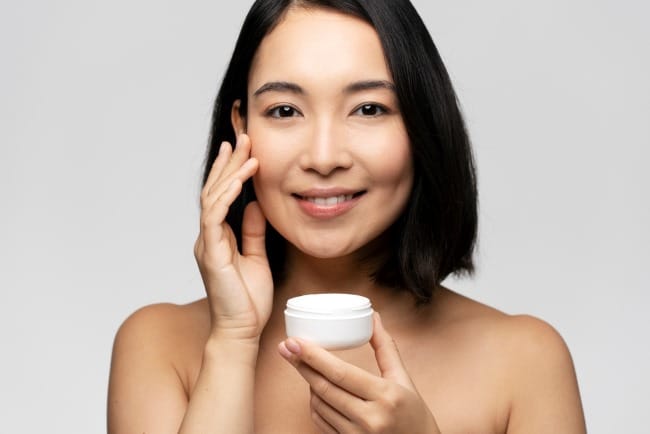 7 Moisturizer untuk Kulit Sensitif yang Tidak Memicu Iritasi - Alodokter