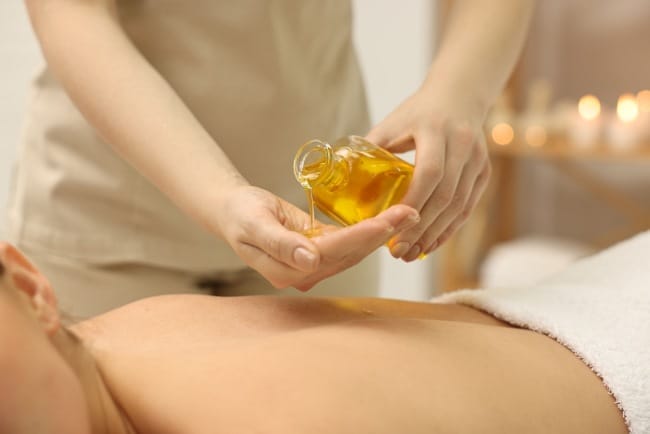 9 Minyak Gosok yang Ampuh Redakan Keluhan - Alodokter