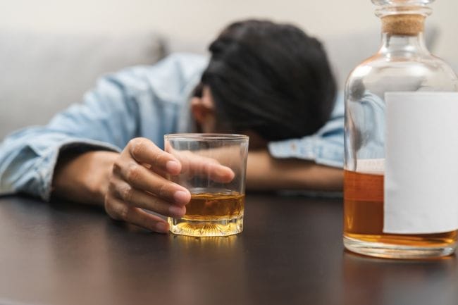 Apakah Alkohol Dapat Menyebabkan Kebutaan? Ini Penjelasannya - Alodokter