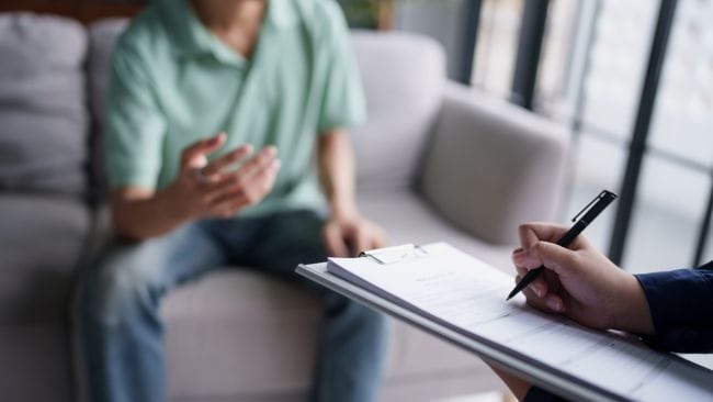 Perbedaan Psikolog dan Psikiater yang Perlu Dipahami - Alodokter