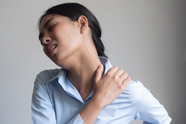 5 Cara Mengatasi Salah Bantal yang Efektif - Alodokter