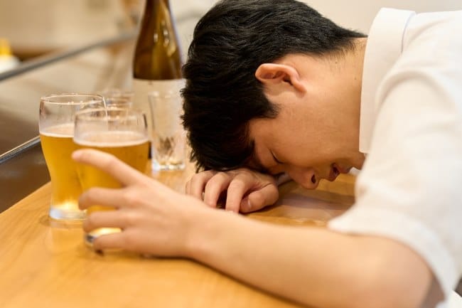 5 Cara Menghilangkan Pusing setelah Mabuk Alkohol - Alodokter