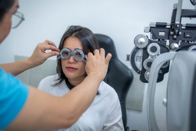 3 Perbedaan Silinder dan Minus yang Perlu Diketahui - Alodokter