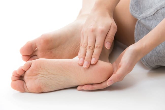 Telapak Kaki Kuning, Kenali Penyebab dan Cara Menanganinya - Alodokter