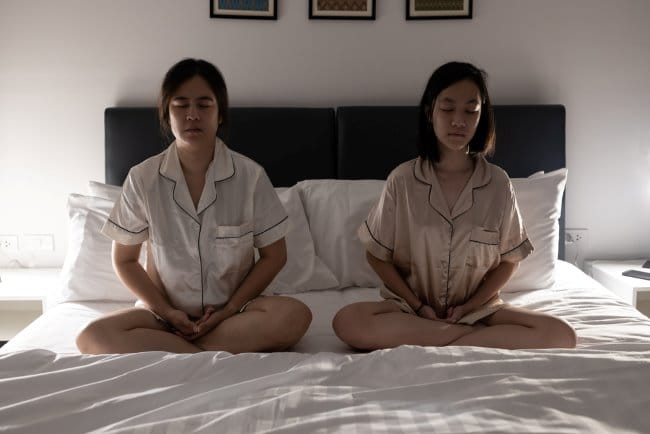 7 Cara Menenangkan Pikiran Sebelum Tidur yang Efektif - Alodokter