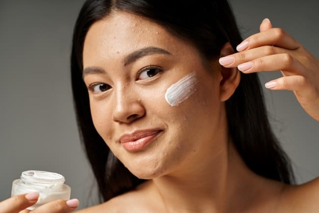 4 Basic Skincare untuk Kulit Berjerawat Agar Wajah Tetap Sehat - Alodokter