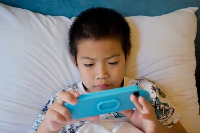 Waspadai Akibat Radiasi HP pada Mata Anak - Alodokter