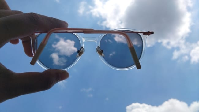 Apa Itu Photochromic? Ini Manfaat dan Cara Kerjanya - Alodokter