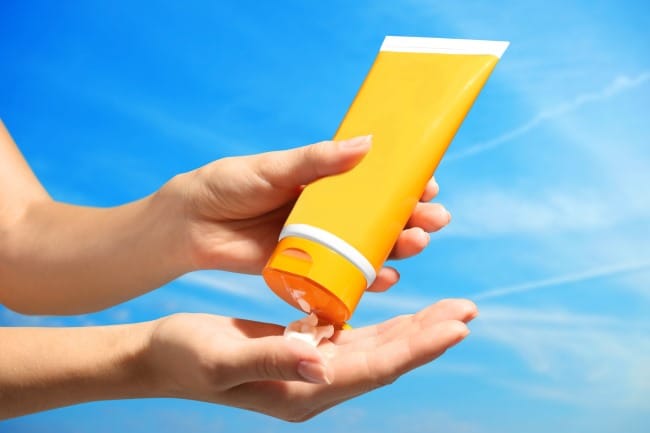 Perbedaan SPF 30 dan 50 pada Sunscreen yang Jarang Diketahui - Alodokter