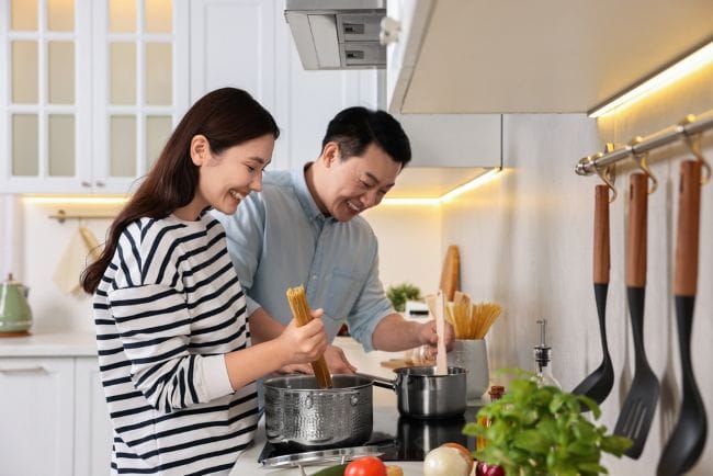 Memasak Bersama Pasangan, Rahasia Sederhana Bikin Hubungan Makin Harmonis - Alodokter