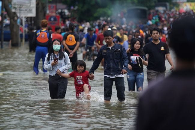 Main Air Saat Banjir, Keseruan yang Penuh Risiko - Alodokter