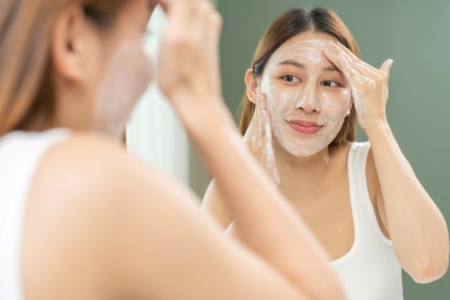 10 Sabun Cuci Muka untuk Kulit Berminyak dan Berjerawat - Alodokter