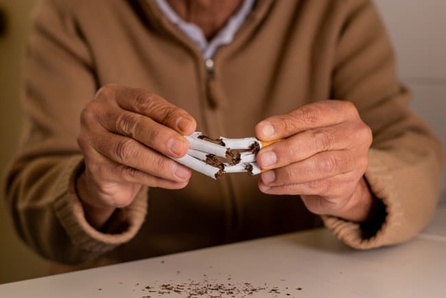 Rokok Kretek, Inilah Kandungan dan Bahayanya bagi Kesehatan - Alodokter