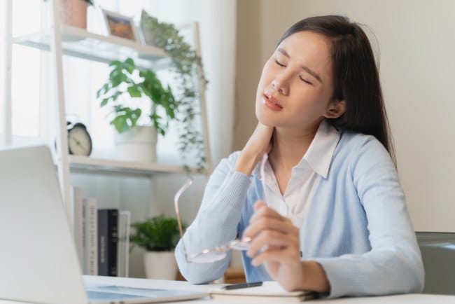 Nyeri di Bagian Leher dan Bahu, Inilah Penyebab dan Tips Mengatasinya - Alodokter