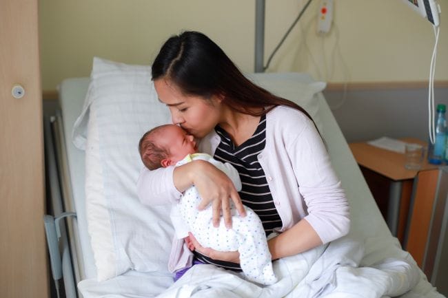 Jongkok setelah Melahirkan Normal, Kapan Boleh Dilakukan? Ini Jawabannya - Alodokter