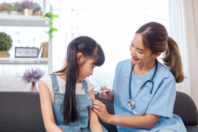 Nyeri pada Bagian Lengan Setelah Imunisasi, Inilah Penyebab dan Cara Mengatasinya - Alodokter