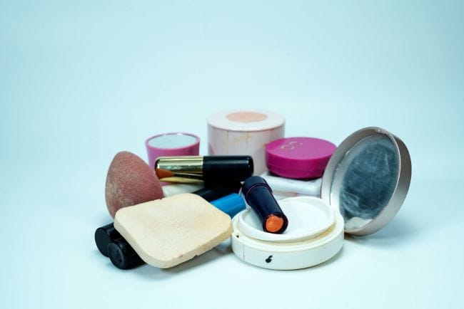 6 Ciri Makeup Penyebab Jerawat yang Perlu Diwaspadai - Alodokter