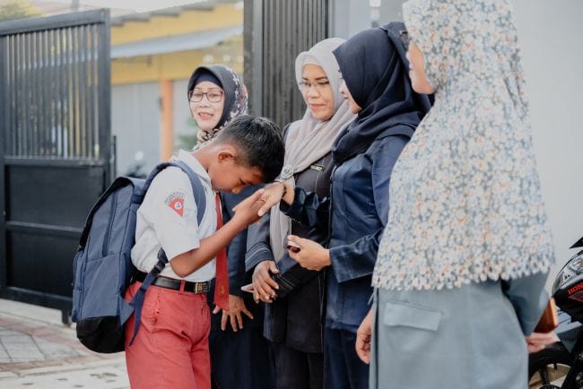 Cara Menghormati Guru di Sekolah yang Perlu Diajarkan ke Anak - Alodokter